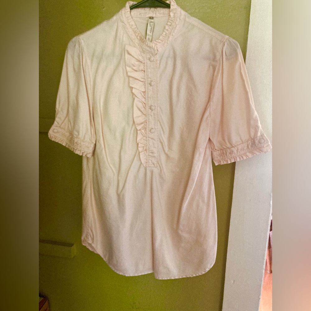 Fossil Brand Light Pink Ruffle Front Short Sleeve Blouse. Button Front. Small.